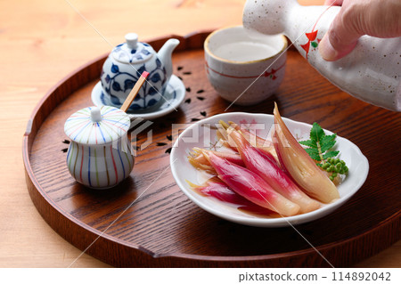 清爽可口！醃漬薑（木紋背景） 114892042