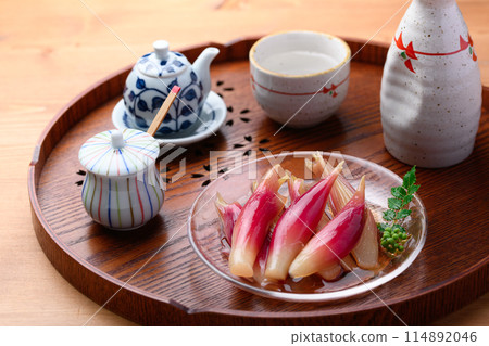 Refreshing and delicious! Pickled Japanese ginger in sweet vinegar (wood grain background) 114892046