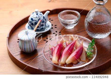 Refreshing and delicious! Pickled Japanese ginger in sweet vinegar (wood grain background) 114892048