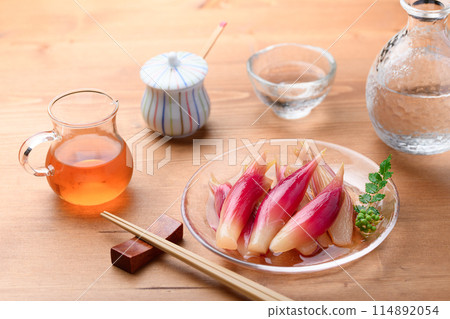 Refreshing and delicious! Pickled Japanese ginger in sweet vinegar (wood grain background) Refreshing and delicious! Pickled Japanese ginger in sweet vinegar (wood grain background) 114892054