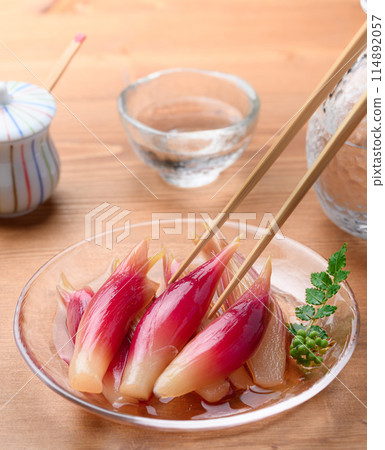 清爽可口！醃漬薑（木紋背景） 114892057