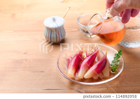 清爽可口！醃漬薑（木紋背景） 114892058