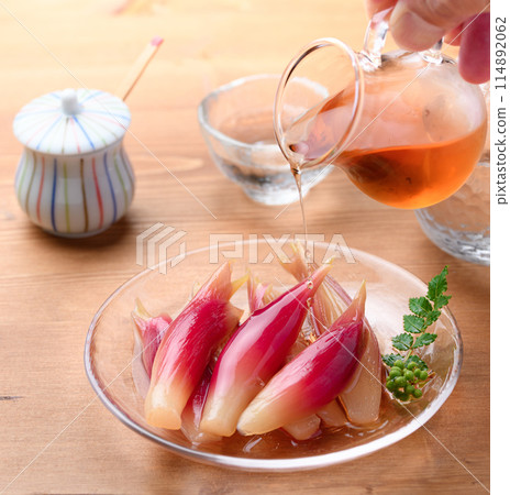 清爽可口！醃漬薑（木紋背景） 114892062