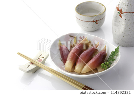 Refreshing and delicious! Pickled Japanese ginger in sweet vinegar (white background) 114892321