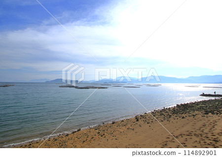 A beach where the sound of rippling waves is soothing 114892901