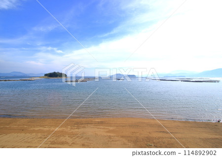 A beach where the sound of rippling waves is soothing A beach where the sound of rippling waves is soothing 114892902