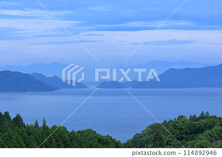 The Setouchi landscape seen from Oshiba Island resembles a watercolor painting 114892946