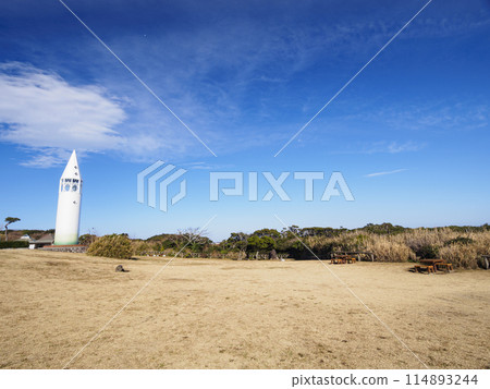 高聳於地面之上的粟崎燈塔 高聳於地面之上的粟崎燈塔 114893244