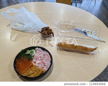 Bowl of rice topped with sashimi Bowl of rice topped with sashimi 114893808