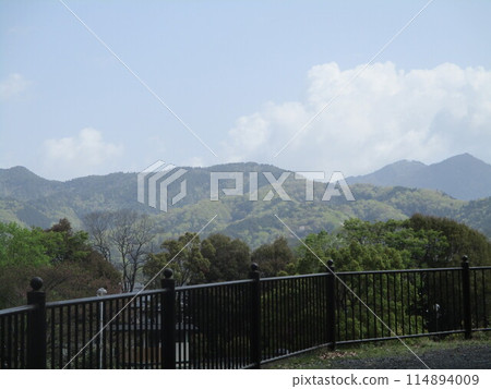 Mountain seen from the stairs 114894009