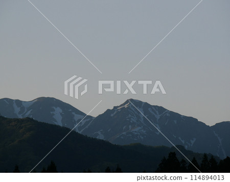 Snow-covered mountains 114894013