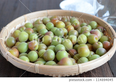 Small plums, early summer, plum work Small plums, early summer, plum work 114894045