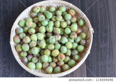 Small plums, early summer, plum work Small plums, early summer, plum work 114894046