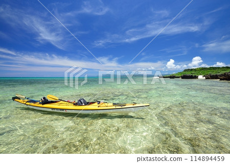 Sea kayaks and blue skies in the ocean of Aragusuku Island, Okinawa Prefecture 114894459