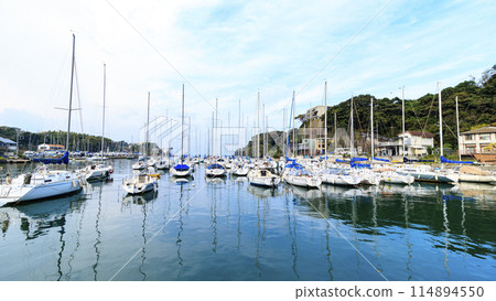 停泊在漁港（遊艇港）的漁船 114894550
