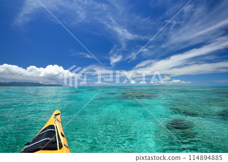 Sea kayaking, ocean and blue sky in Aragusuku Island, Okinawa Prefecture Sea kayaking, ocean and blue sky in Aragusuku Island, Okinawa Prefecture 114894885
