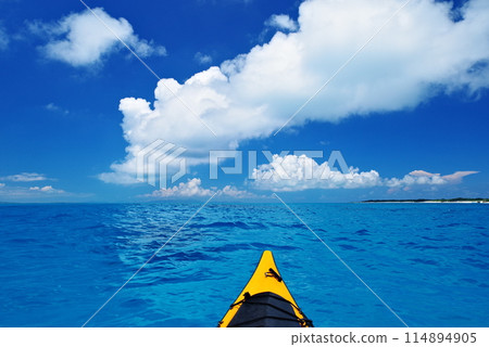 Sea kayaking, ocean and blue sky in Aragusuku Island, Okinawa Prefecture 114894905