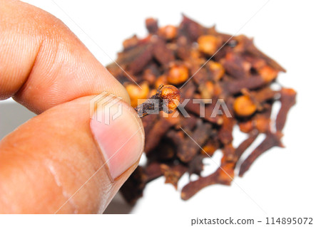 A picture of cloves with selective focus A picture of cloves with selective focus 114895072