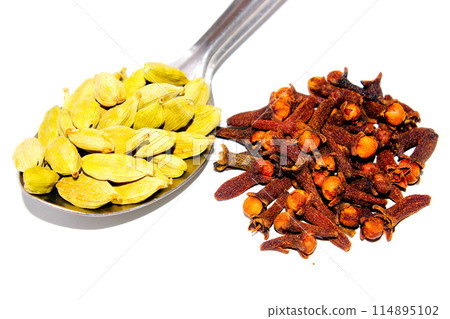A picture of clove with Cardamom A picture of clove with Cardamom 114895102