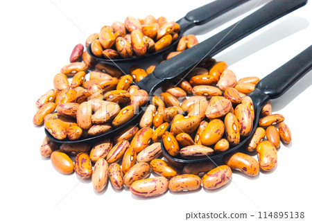 A picture of red kidney beans isolated on white background 114895138
