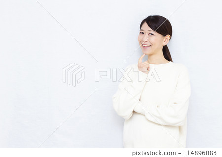 微笑著思考的女人 114896083