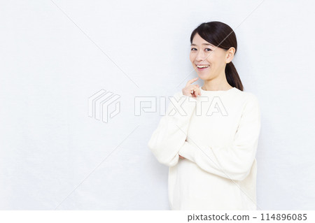 微笑著思考的女人 114896085