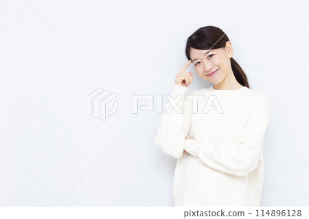 微笑著思考的女人 114896128