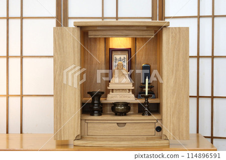 A statue of Saint Nichiren and a mandala enshrined in a furniture-style altar (urban altar) Nichiren sect 1 114896591