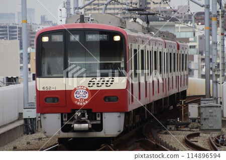 京急本線行駛的600型（川崎大師大海町紀念頭像標記） 114896594