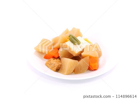 煮蘿蔔和豆腐、胡蘿蔔、地瓜、明亮的背景 煮蘿蔔和豆腐、胡蘿蔔、地瓜、明亮的背景 114896614