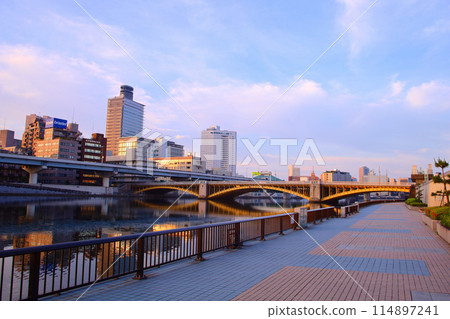 Tokyo: Kuramae Bridge and Sumida River Terrace on the Sumida River 114897241