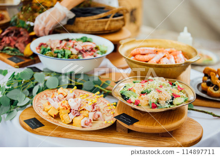 自助餐的美味呈現 114897711