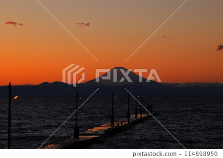 從岡本碼頭(原岡碼頭)欣賞富士日落 從岡本碼頭(原岡碼頭)欣賞富士日落 114898950