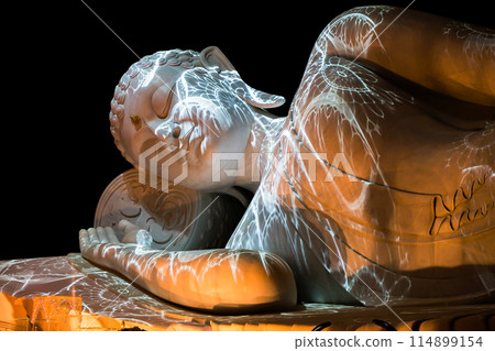 Nirvana white marble reclining Buddha, beautiful, black background. 114899154