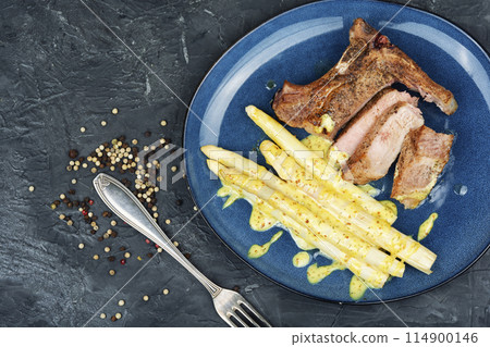 Appetizing meat steak with white asparagus. 114900146