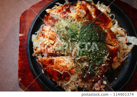 Hiroshima style okonomiyaki 114901374
