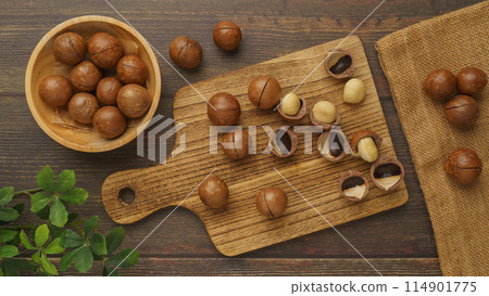 Shelled macadamia nut 114901775
