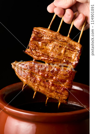 用醬汁浸泡鰻魚kabayaki 114901891