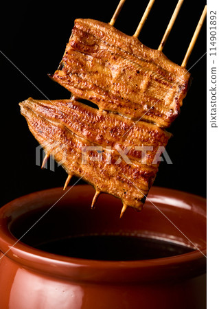 用醬汁浸泡鰻魚kabayaki 114901892