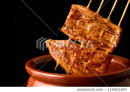 用醬汁浸泡鰻魚kabayaki 114901897