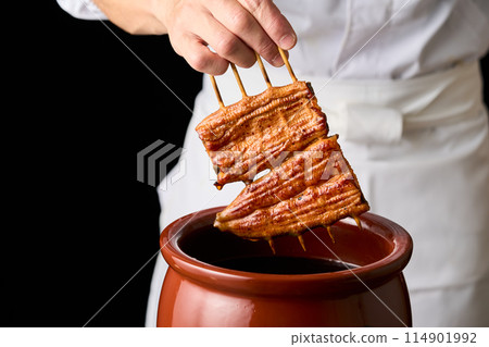 用醬汁浸泡鰻魚kabayaki 114901992