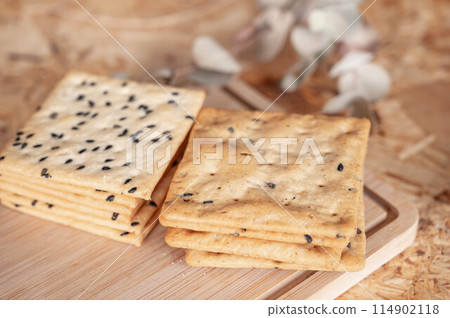Black sesame and five grain crackers 114902118