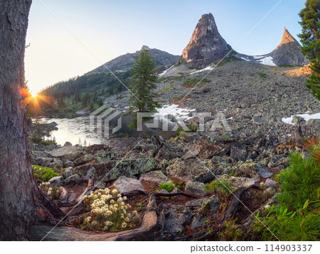 Stunning sunrise on the lake. 114903337