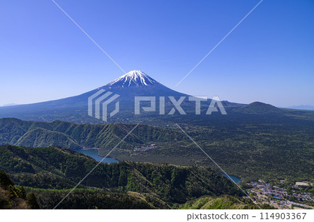 Spectacular view of Mt. Fuji and the mountain ranges from the ridgeline between Odake and Onigatake in Yamanashi Prefecture 114903367