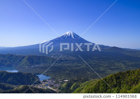 富士山以及從山梨縣小嶽山到鬼嶽山脊線的山脈的壯麗景色 富士山以及從山梨縣小嶽山到鬼嶽山脊線的山脈的壯麗景色 114903368