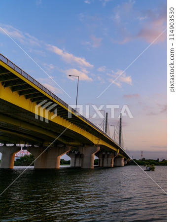 埼玉縣戶田市的夕陽天空和小玉橋的壯麗景色 114903530