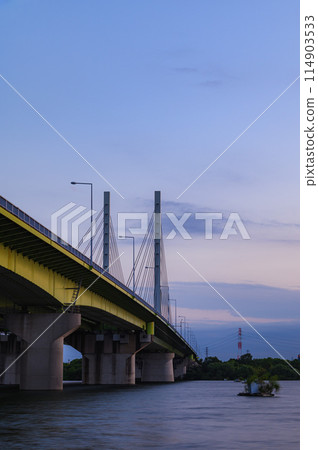 埼玉縣戶田市的夕陽天空和小玉橋的壯麗景色 埼玉縣戶田市的夕陽天空和小玉橋的壯麗景色 114903533