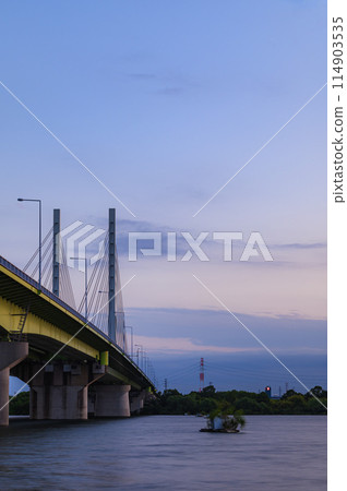 埼玉縣戶田市的夕陽天空和小玉橋的壯麗景色 埼玉縣戶田市的夕陽天空和小玉橋的壯麗景色 114903535