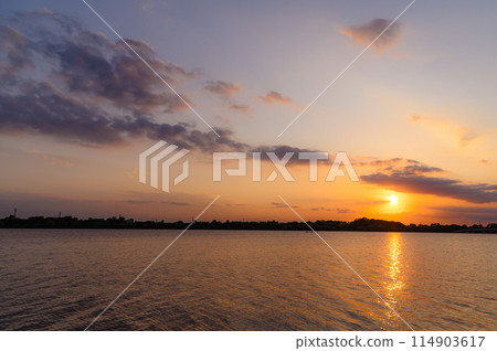 The sun setting over Lake Asahi in Toda City, Saitama Prefecture 114903617