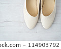 White women's pumps 114903792